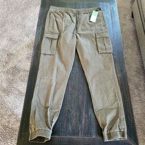 Men's Cargo Jogger. New with tags  size M